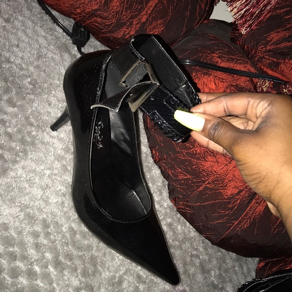 I’m selling black heels - Picture 4 of 4